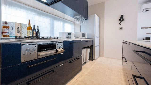 海と空に　溶け込む　キッチン