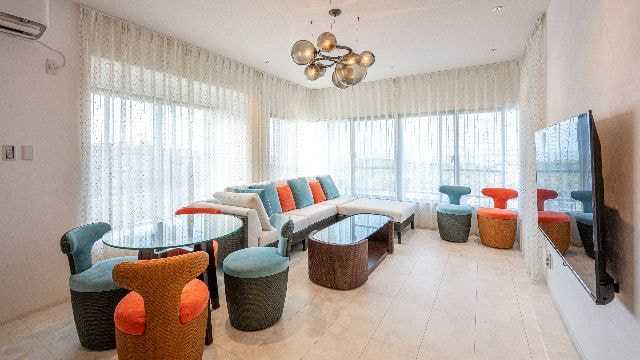 キッチンから広がるリビング、空と海